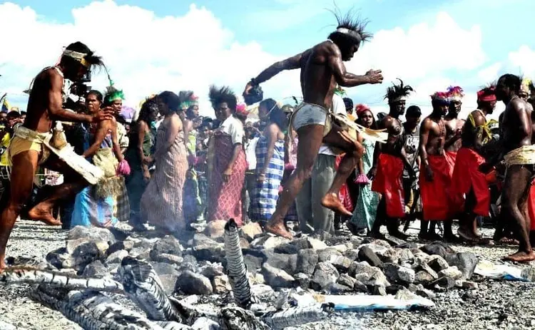 Adat Biak Numfor jalan di atas karang panas