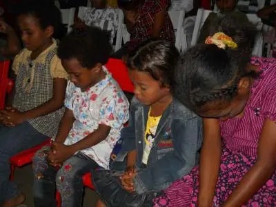 Anak-anak papua berdoa.jpg